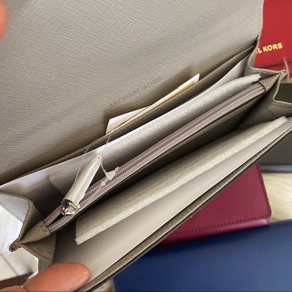 Michael Kors large carryall wallet clutch - Picture 10 of 12